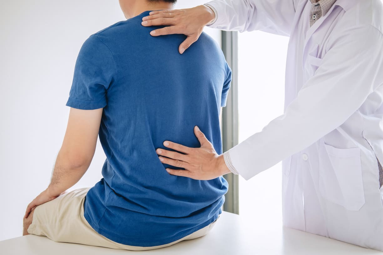 Un professionnel de santé soigne une lombalgie