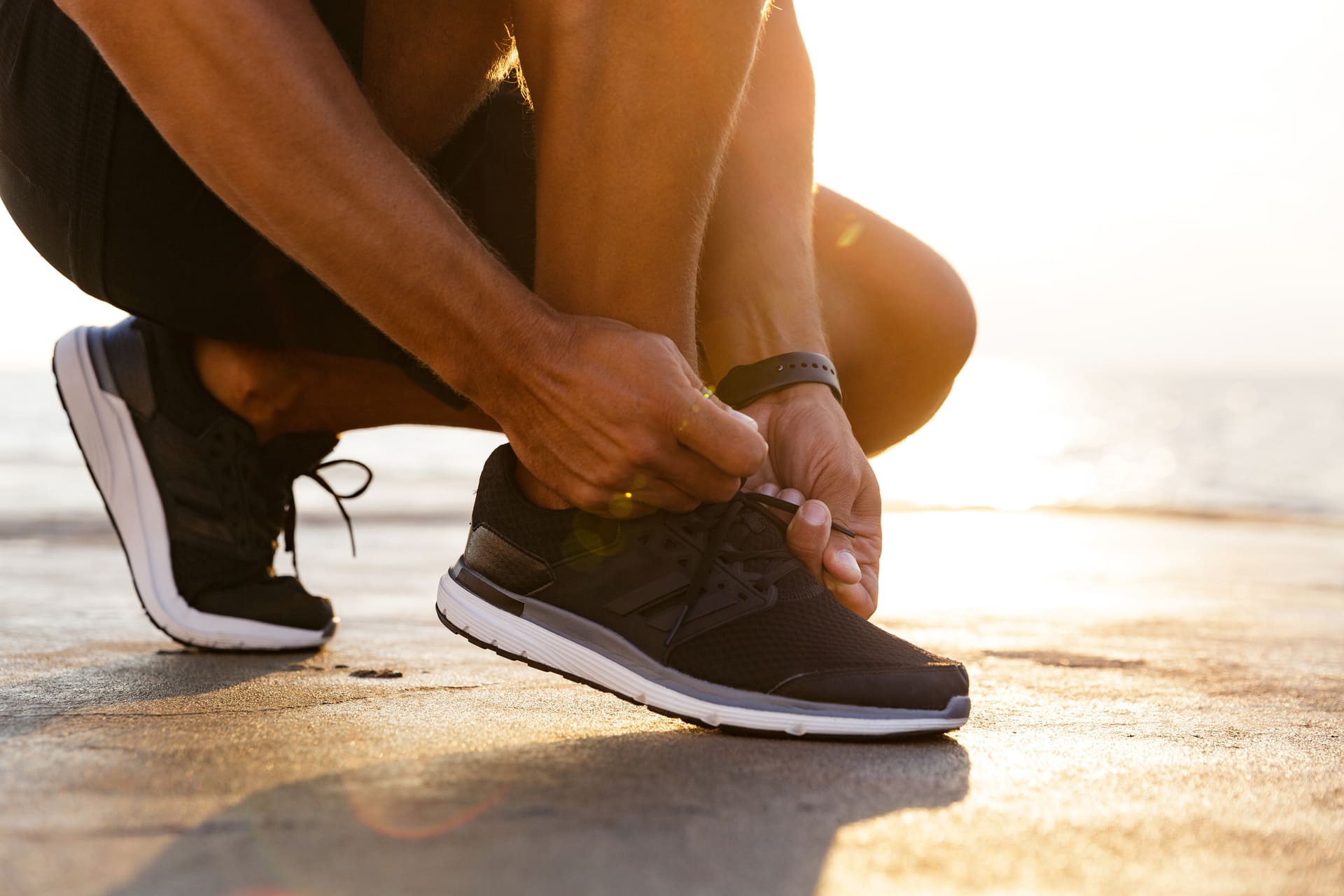 Coureur qui lace ses baskets 